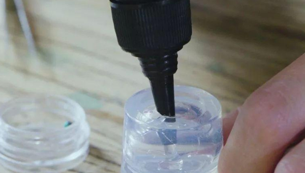 uv膠怎麽用？匯巨膠粘告訴你UV膠的使用方法